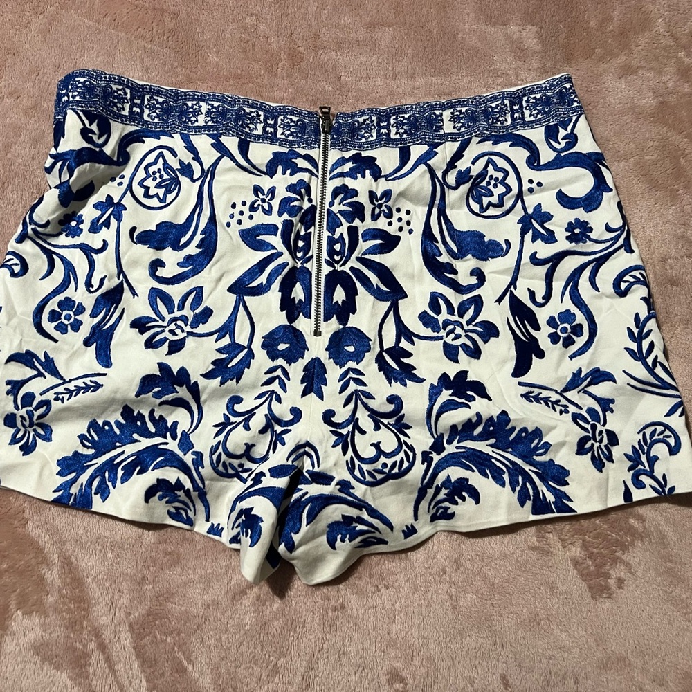 Alice + Olivia Blue & White High-Waist Printed Shorts - Picture 7 of 10
